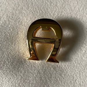 Etienne Aigner pin